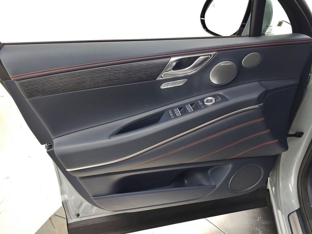 New 2027 Bering Blue Genesis 3.5T E-SC MHEV PRESTIGE image 9