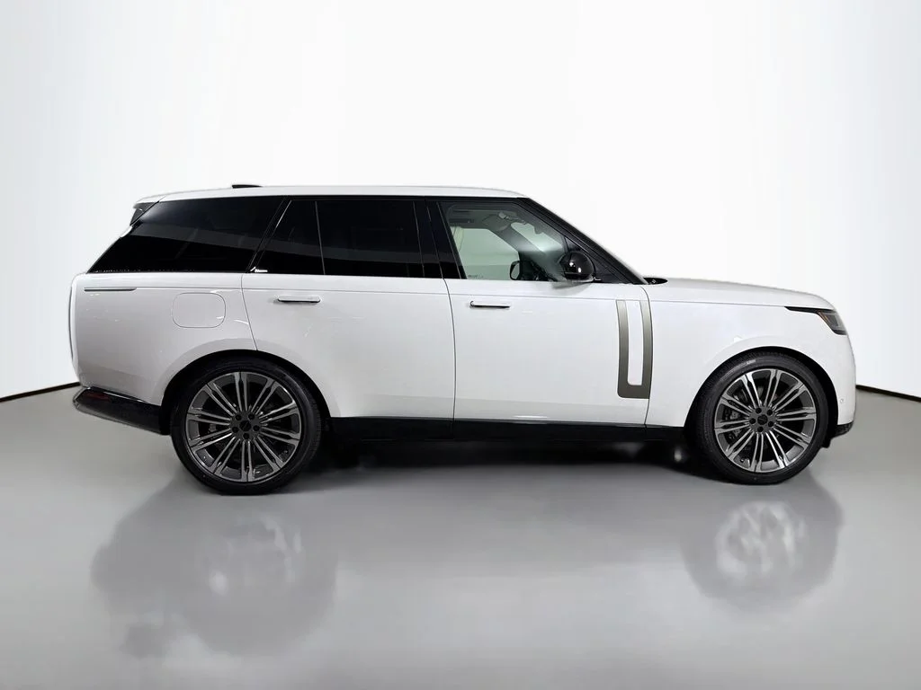 New 2026 Ostuni Pearl White Land Rover SE image 4