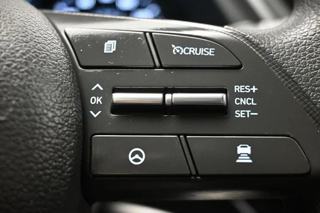 Used 2021 Red Hyundai SE image 18