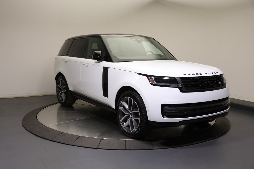 New 2027 Fuji White Land Rover SE image 7
