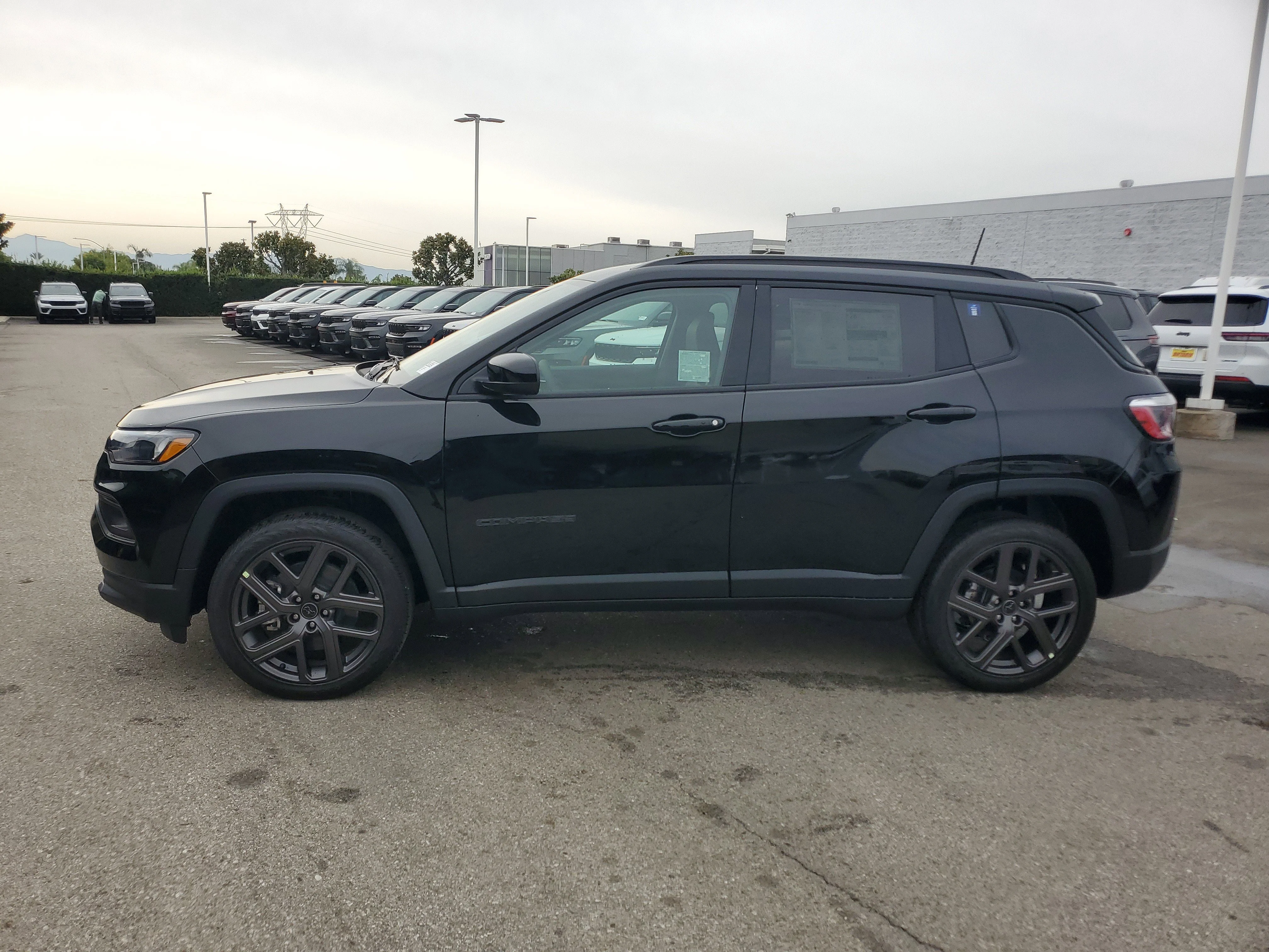 New 2026 Diamond Black Crystal Pearl-Coat Exterior Paint Jeep Latitude image 7