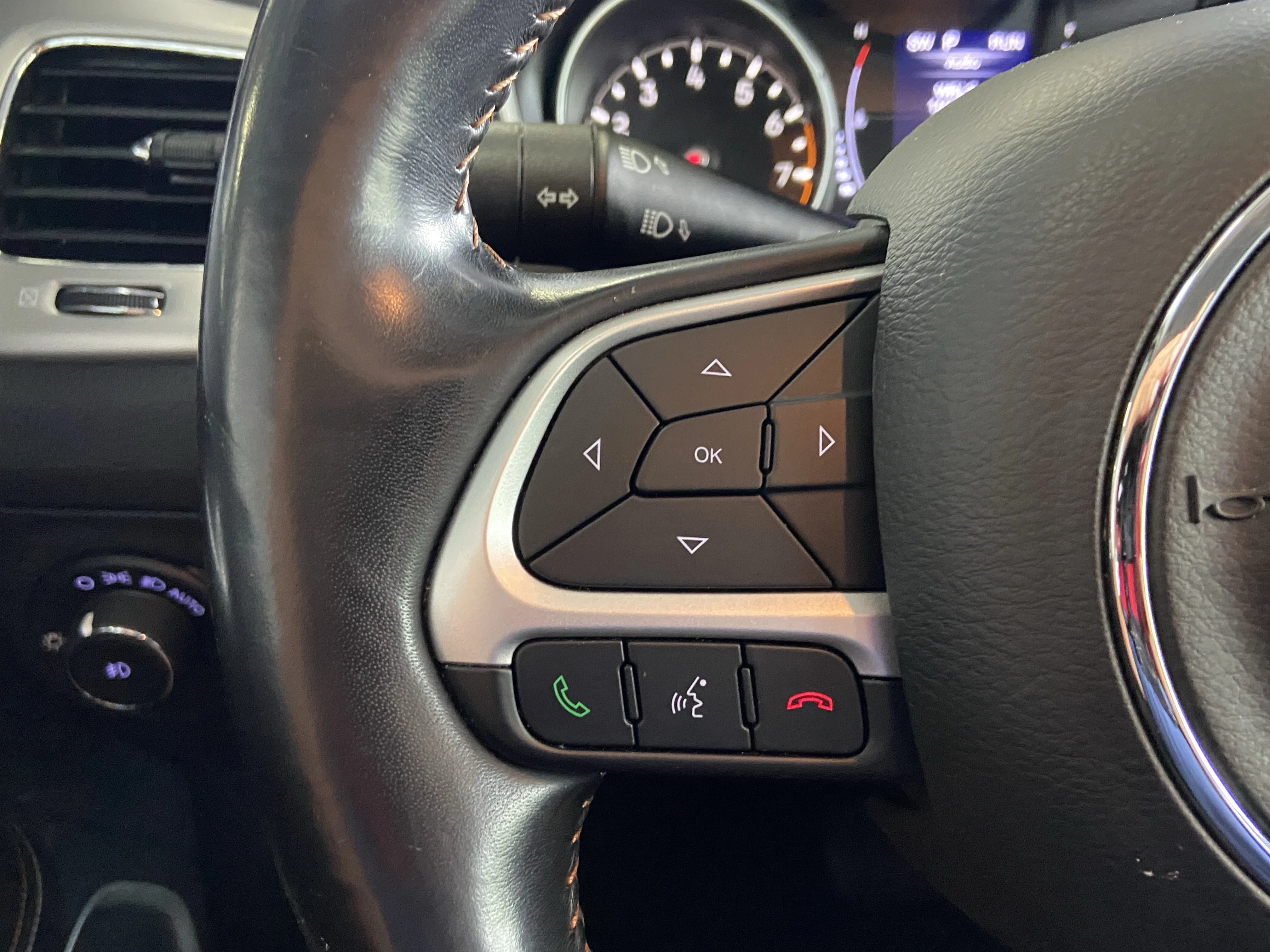 Used 2020 White Clearcoat Jeep Latitude image 18