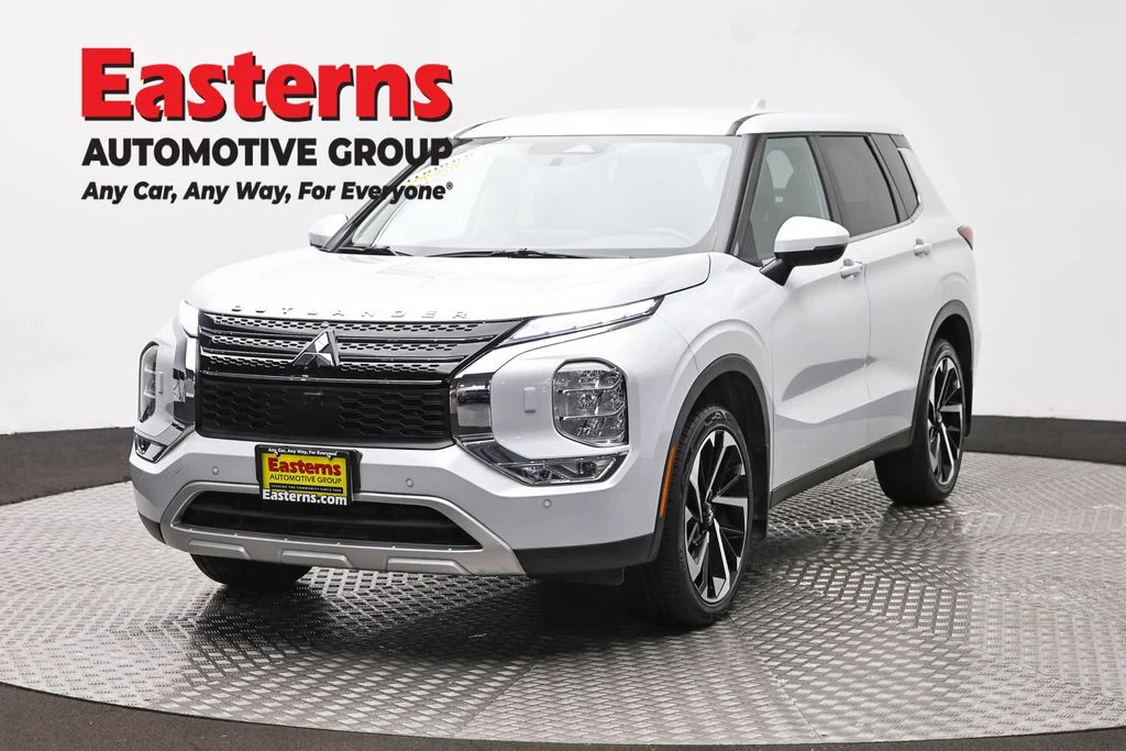 Used 2024 White Mitsubishi SE image 1