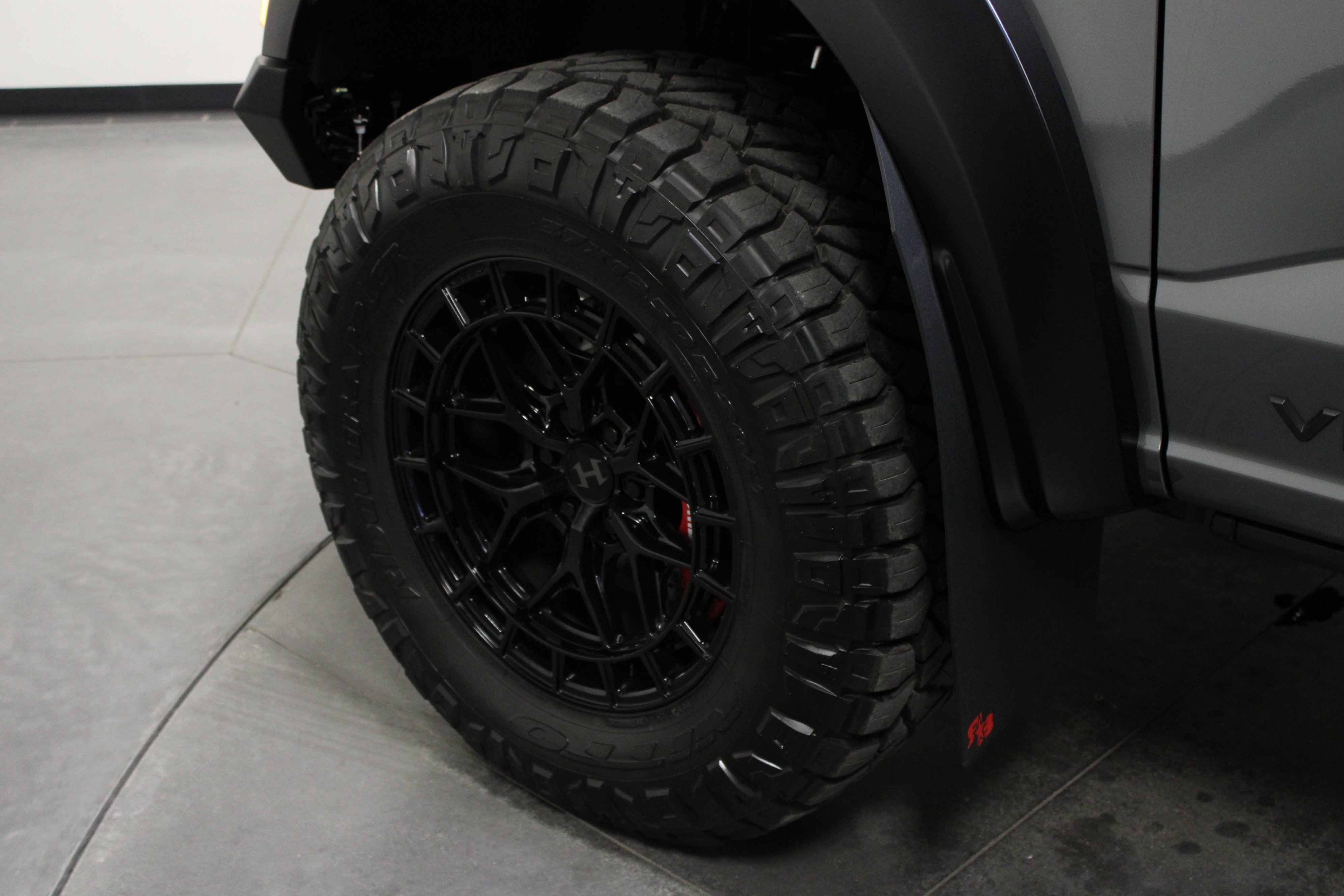 Used 2025 Carbonized Gray Metallic Ford Raptor R image 10