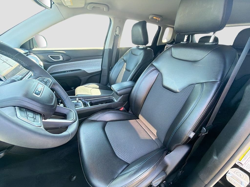 Used 2022 Diamond Black Crystal Pearlcoat Jeep Latitude image 16