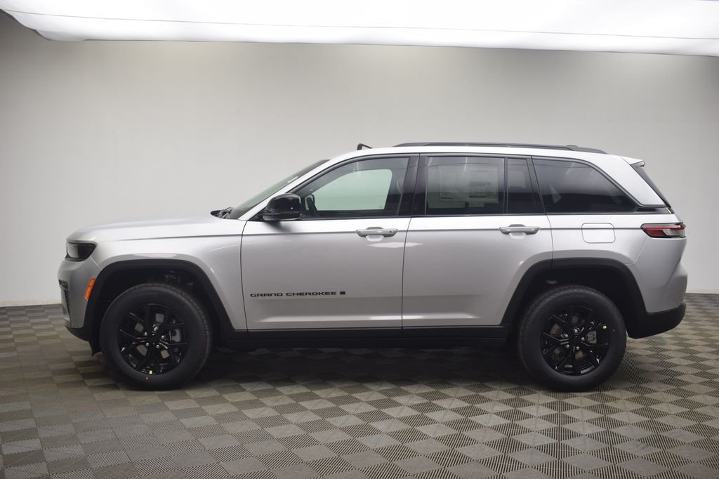 New 2026 Silver Zynith Exterior Paint Jeep Altitude image 13