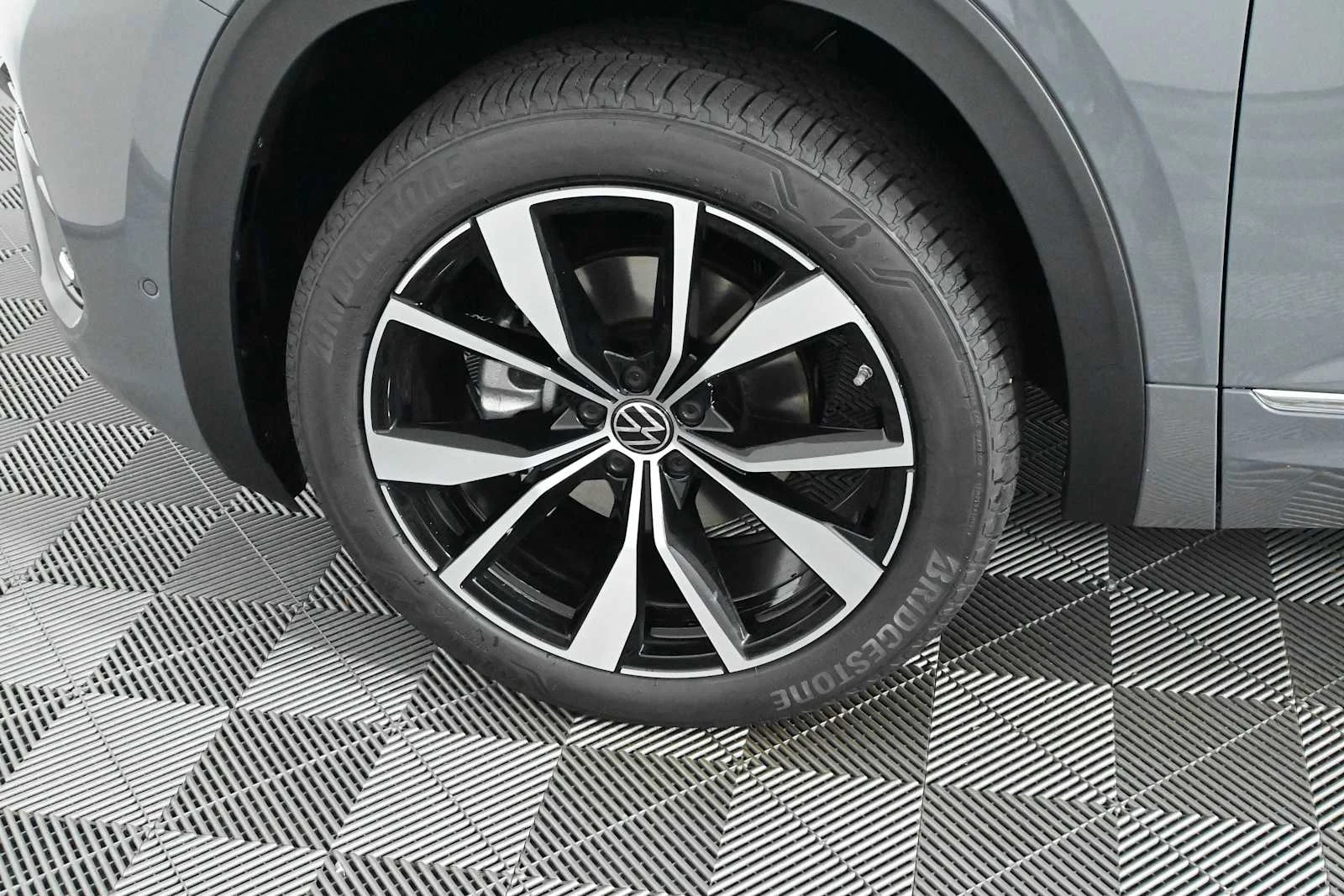 New 2026 Pure Gray Volkswagen 2.0T SEL Premium R-Line image 32