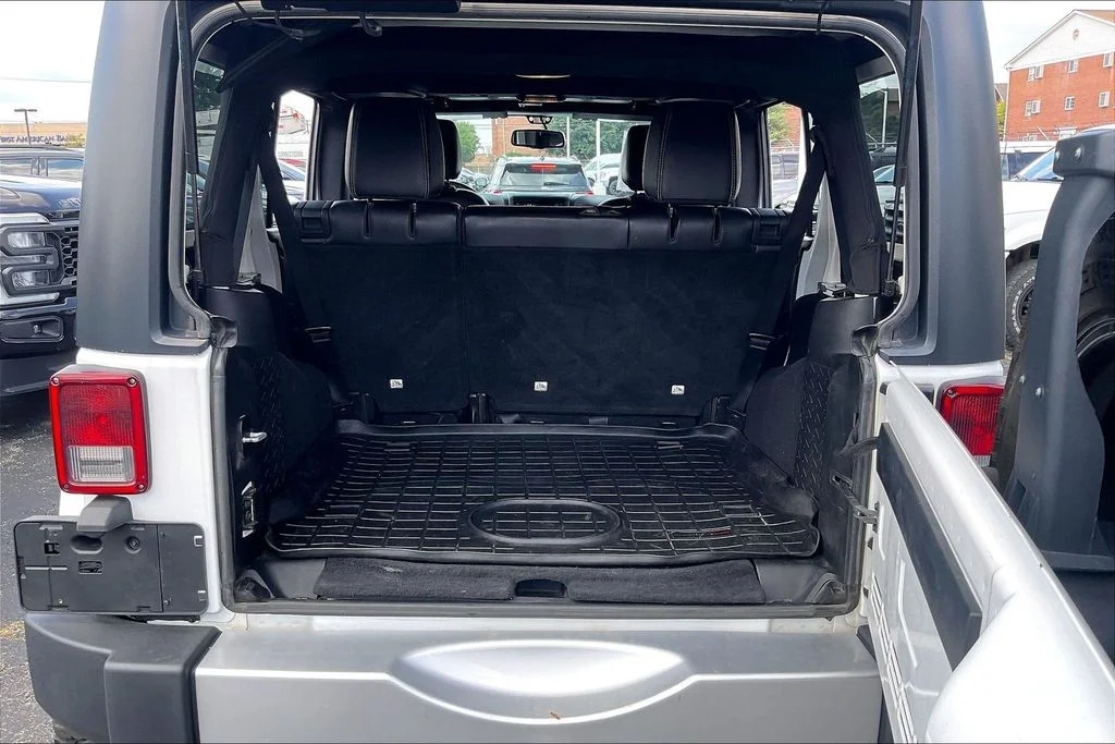 Used 2015 White Jeep Unlimited Sahara image 27