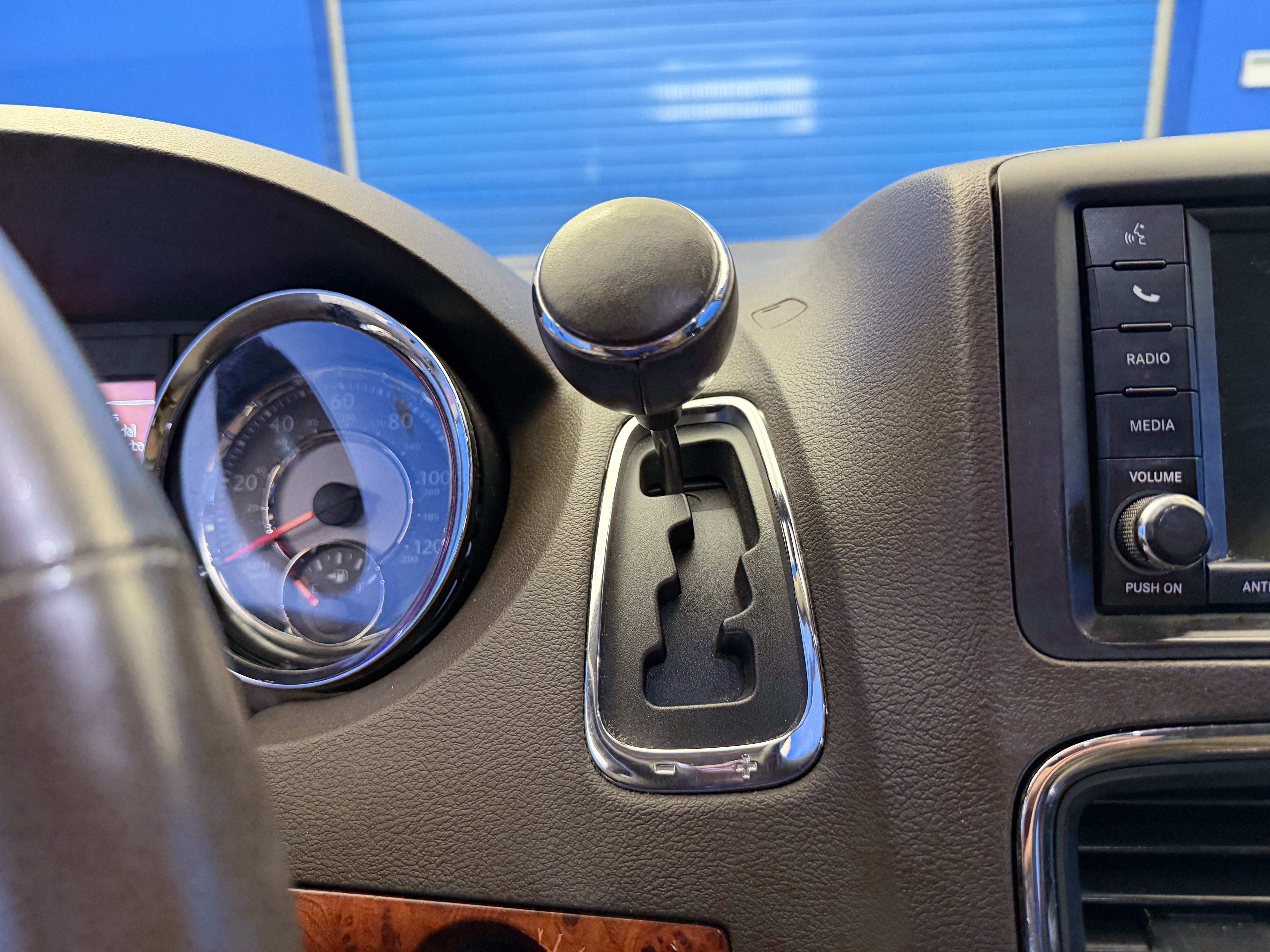 Used 2015 True Blue Pearlcoat Chrysler Touring image 21