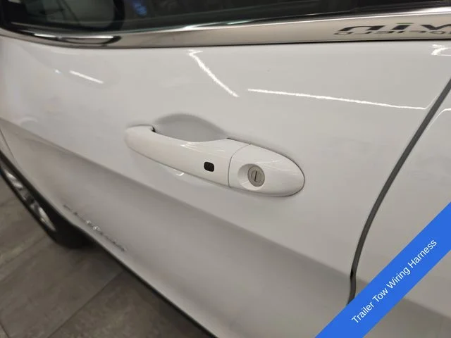 Used 2021 Bright White Clearcoat Jeep Latitude Lux image 18