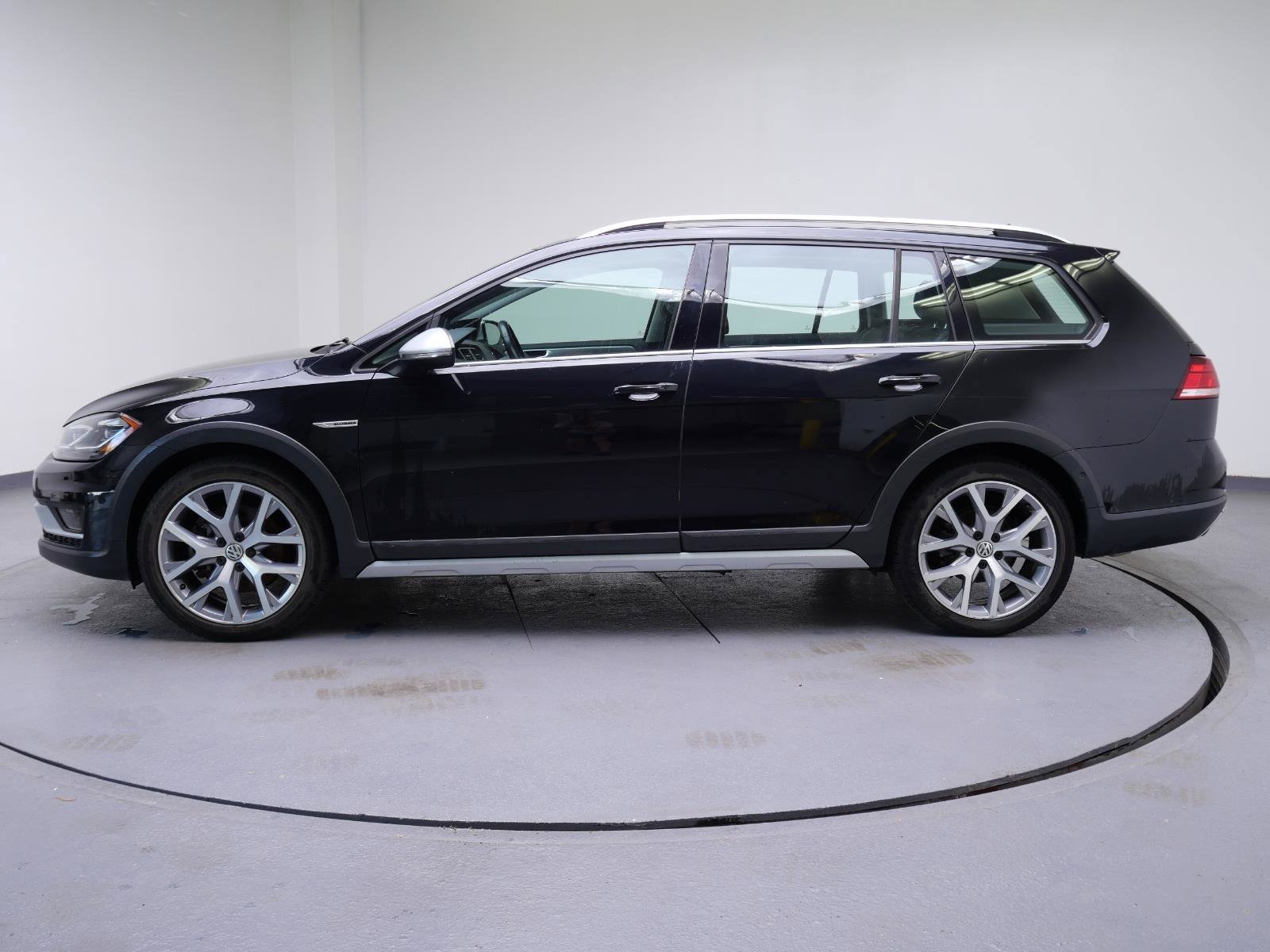 Used 2018  Volkswagen S image 8