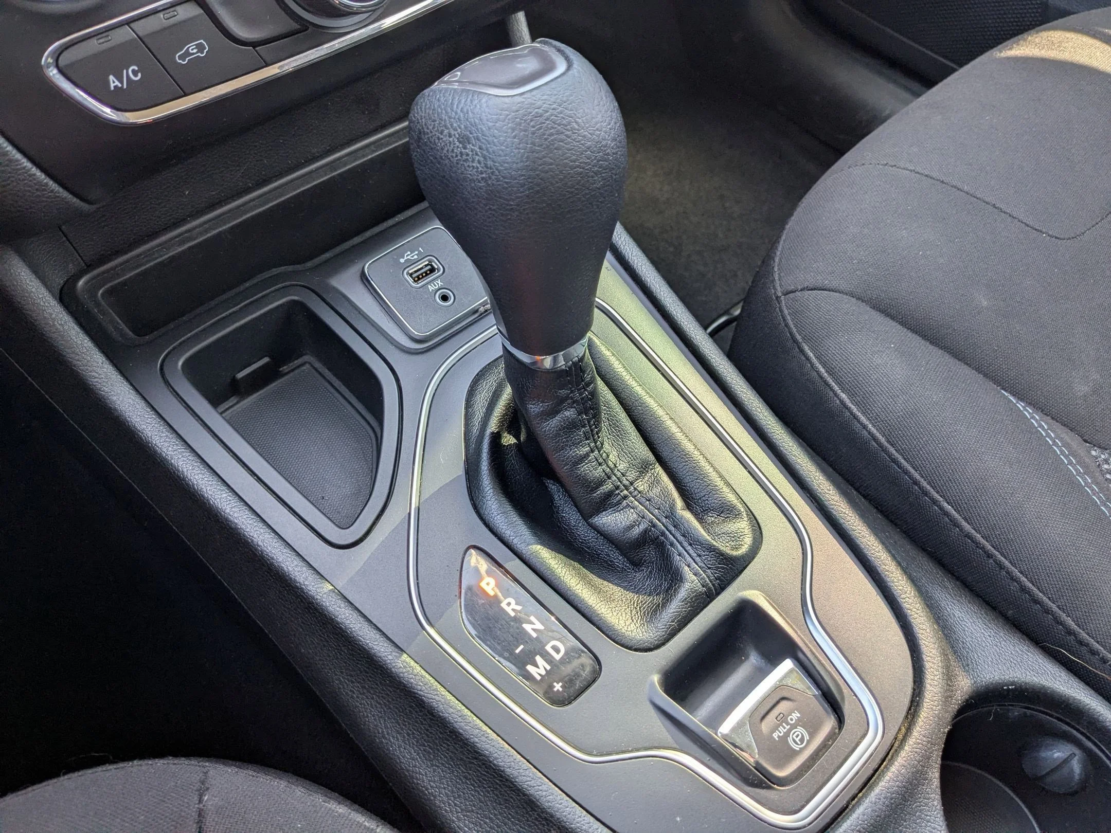 Used 2019 Diamond Black Crystal Pearlcoat Jeep Latitude image 21