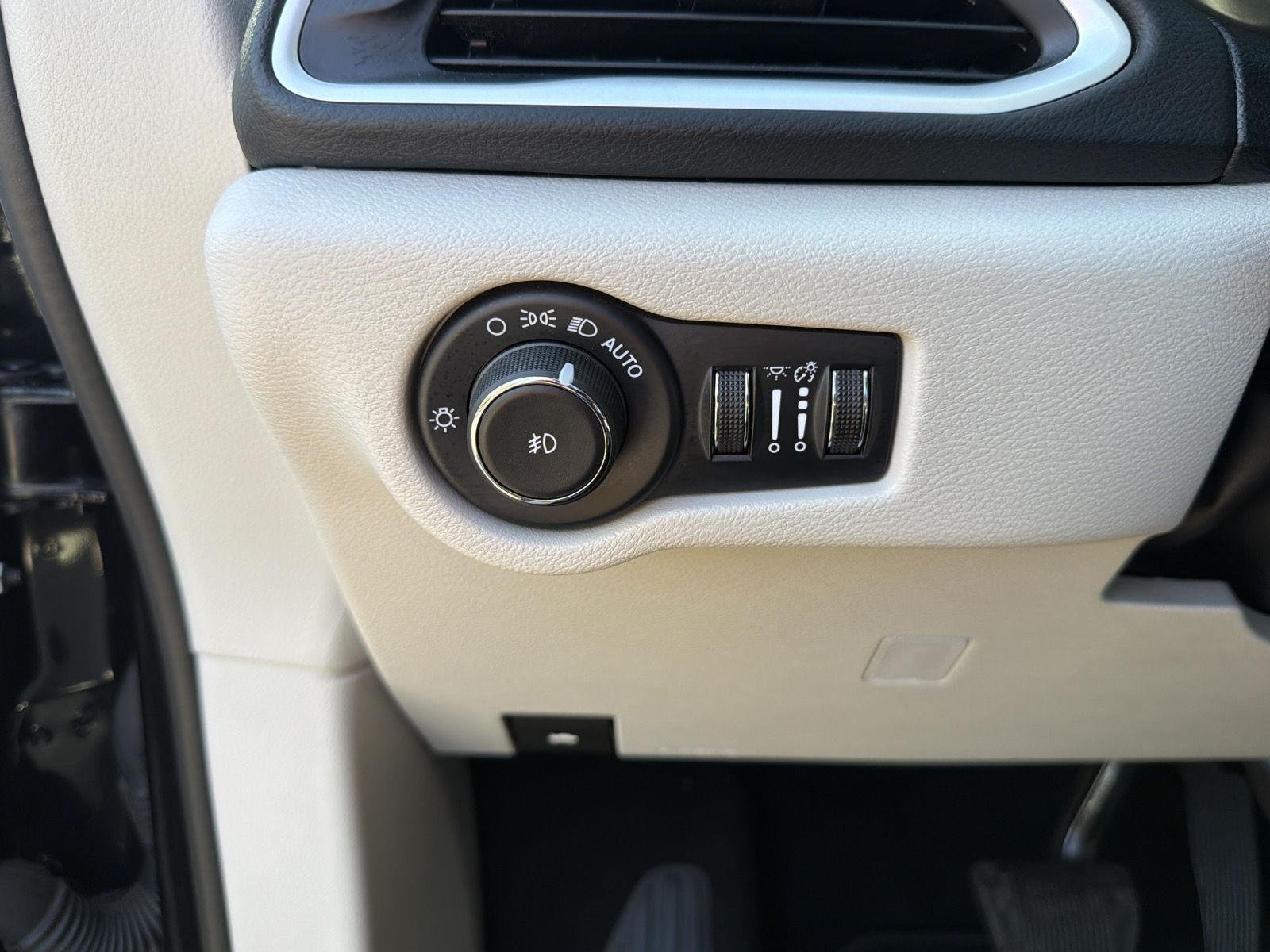 2024 Chrysler Pacifica Touring L - Photo 17