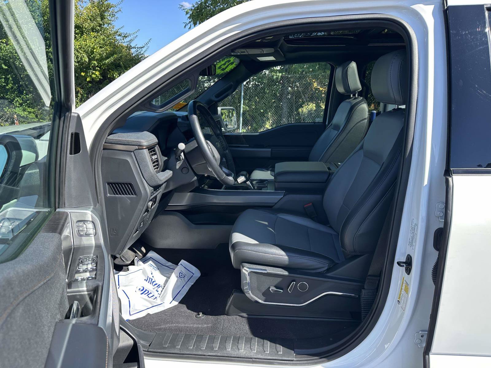 Used 2023 White Metallic Ford LARIAT image 18
