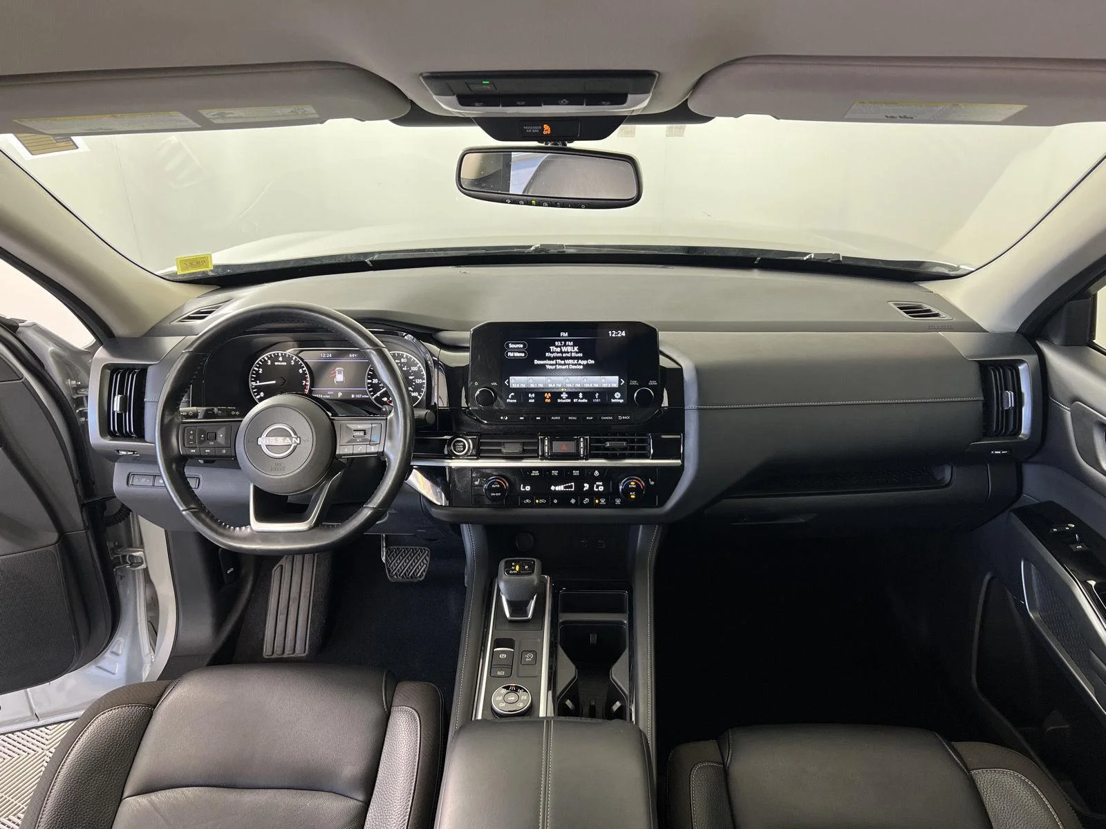 Used 2022 Brilliant Silver Metallic Nissan SL image 32