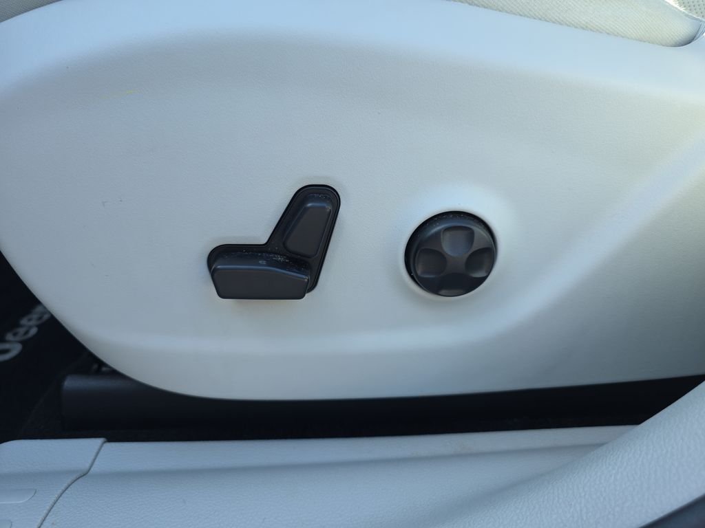 Used 2020 Gray Jeep Latitude Plus image 12