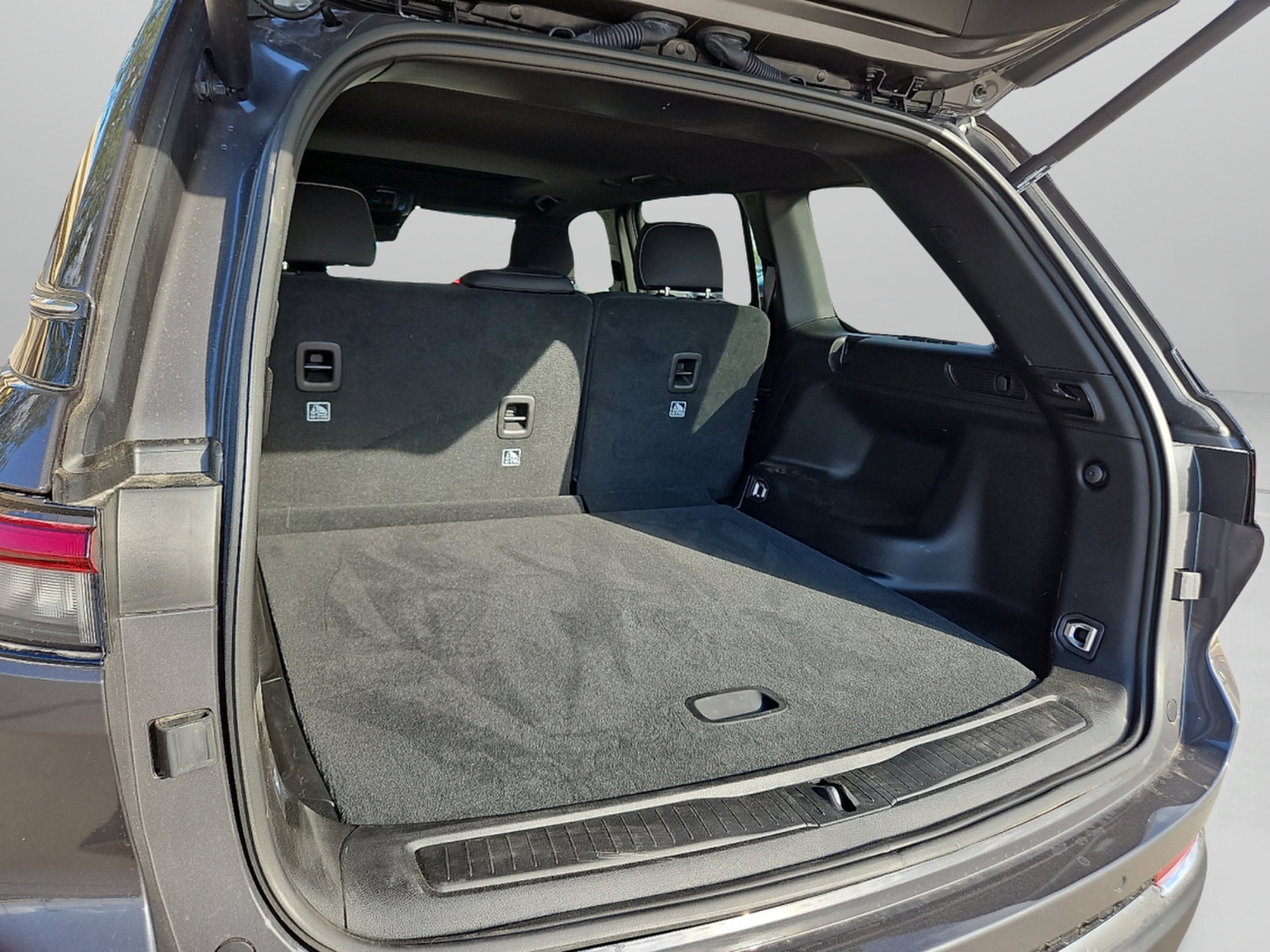 New 2025 Baltic Gray Metallic Clear-Coat Exterior Paint Jeep Laredo X image 22