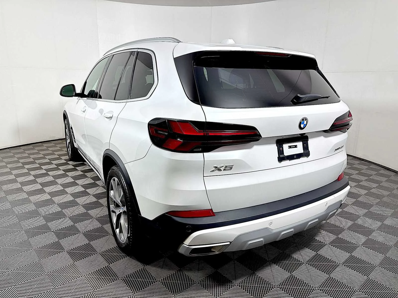 Certified Used 2024 Mineral White Metallic BMW xDrive40i image 5