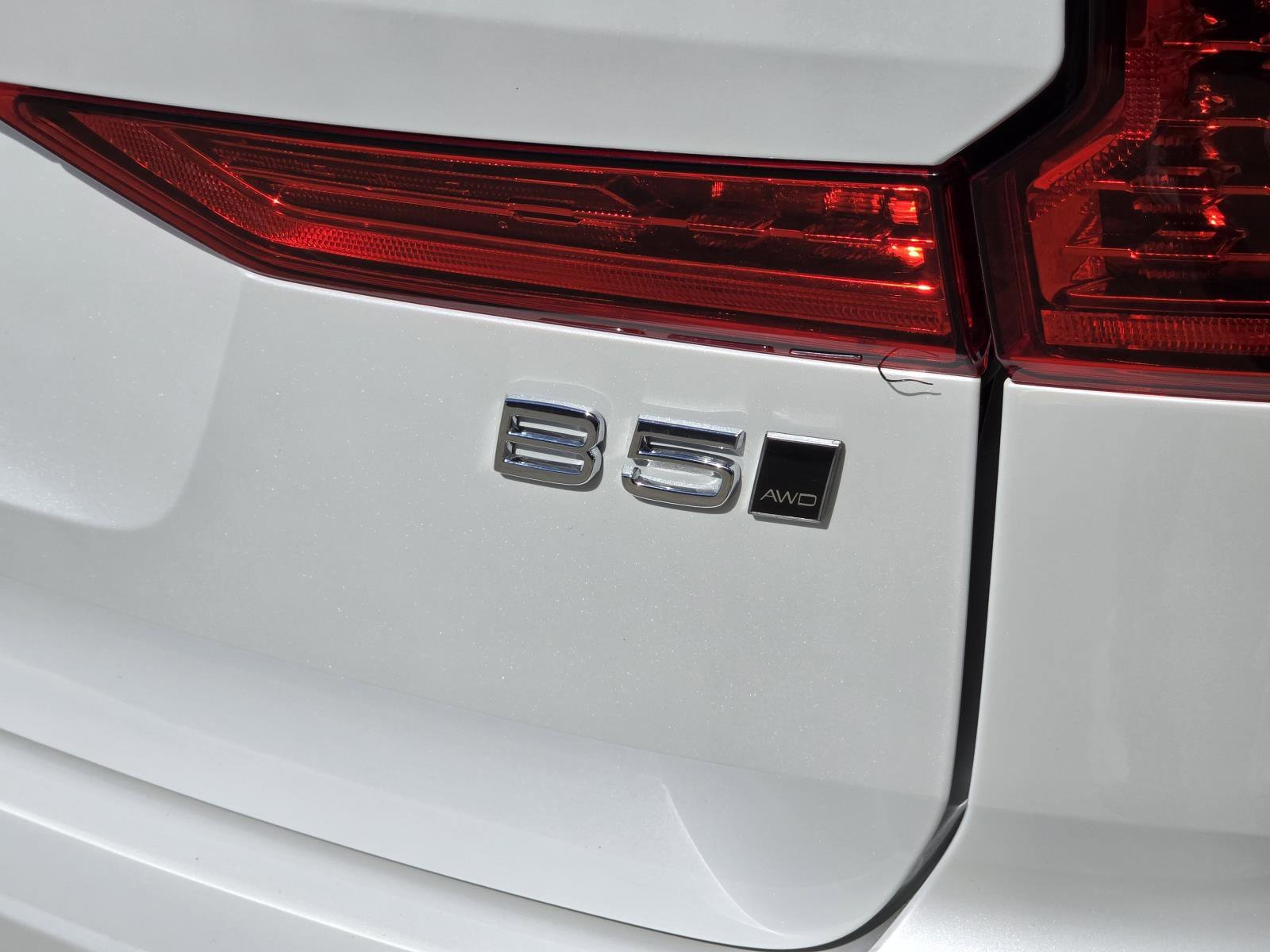 Used 2025 White Volvo Core image 11