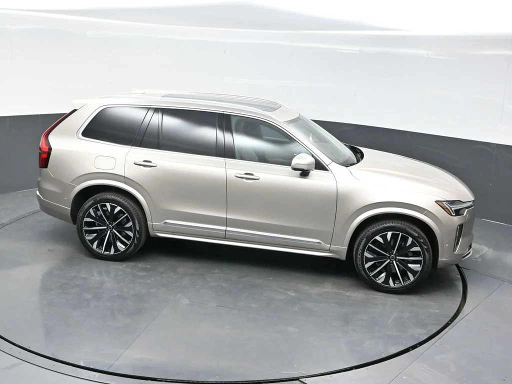 Used 2026 Bright Dusk Volvo Plus image 37