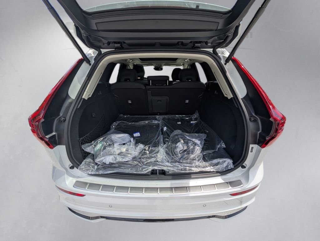 New 2026 White Volvo T8 Plus image 7