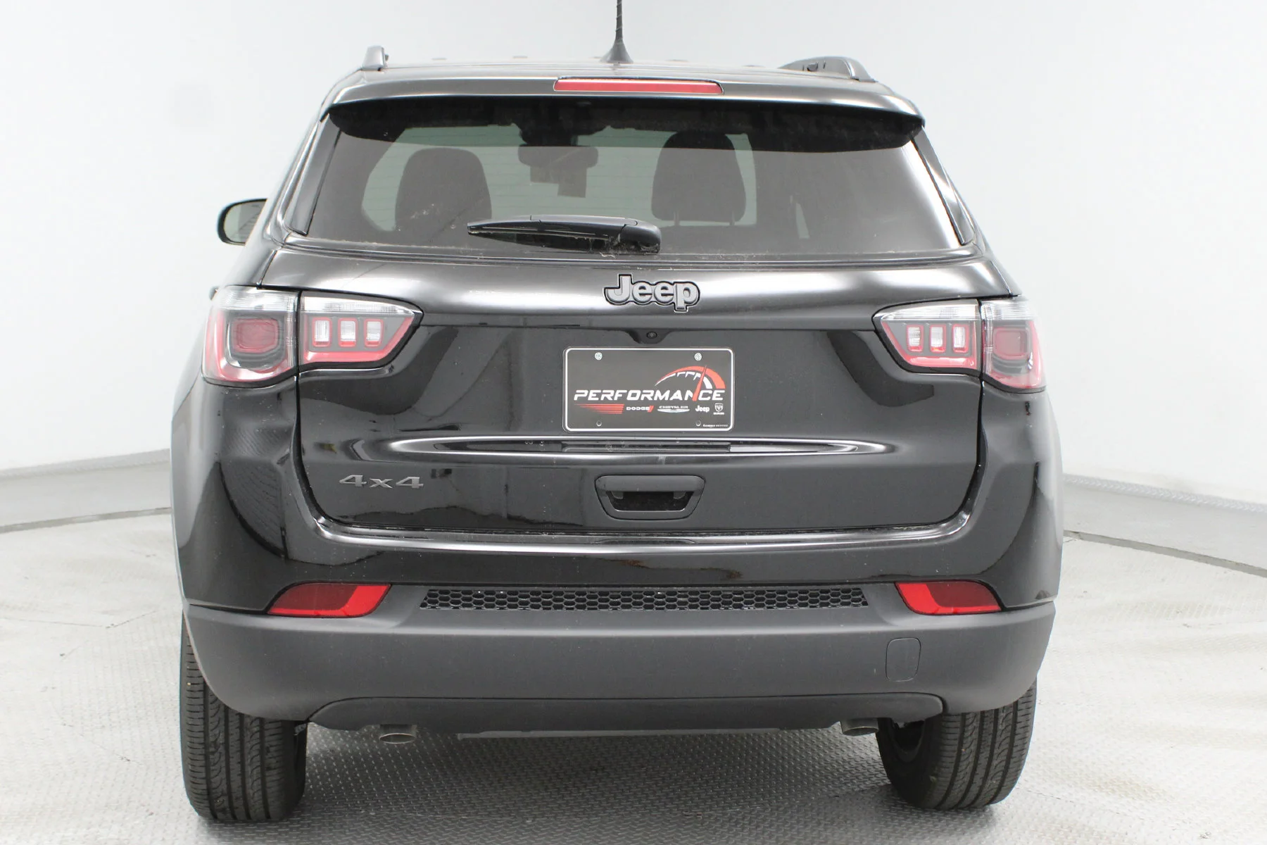 New 2026 Diamond Black Crystal Pearl-Coat Exterior Paint Jeep Latitude Altitude 4x4 image 28