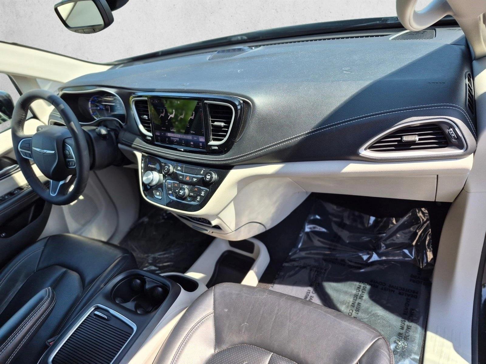 Used 2022 Brilliant Black Crystal Pearlcoat Chrysler Hybrid Touring L image 21