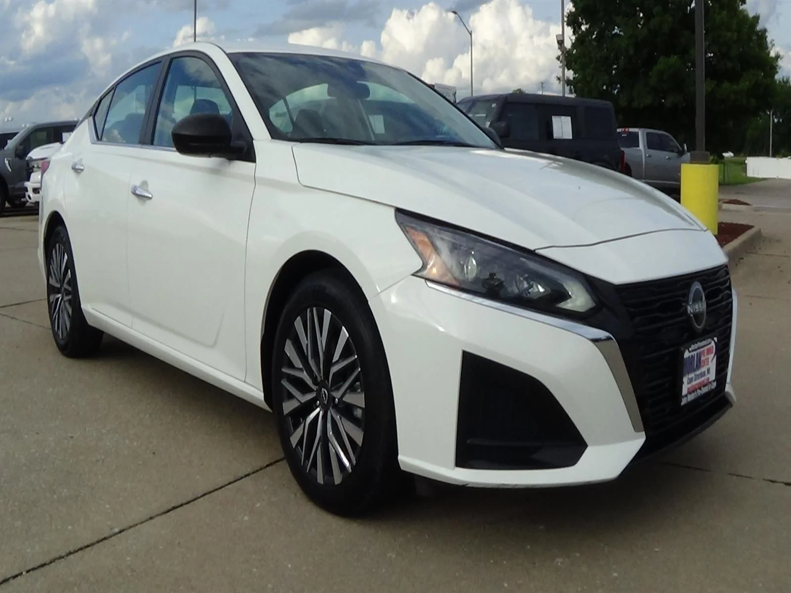 Certified Used 2025 Glacier White (qak) Nissan 2.5 SV image 4