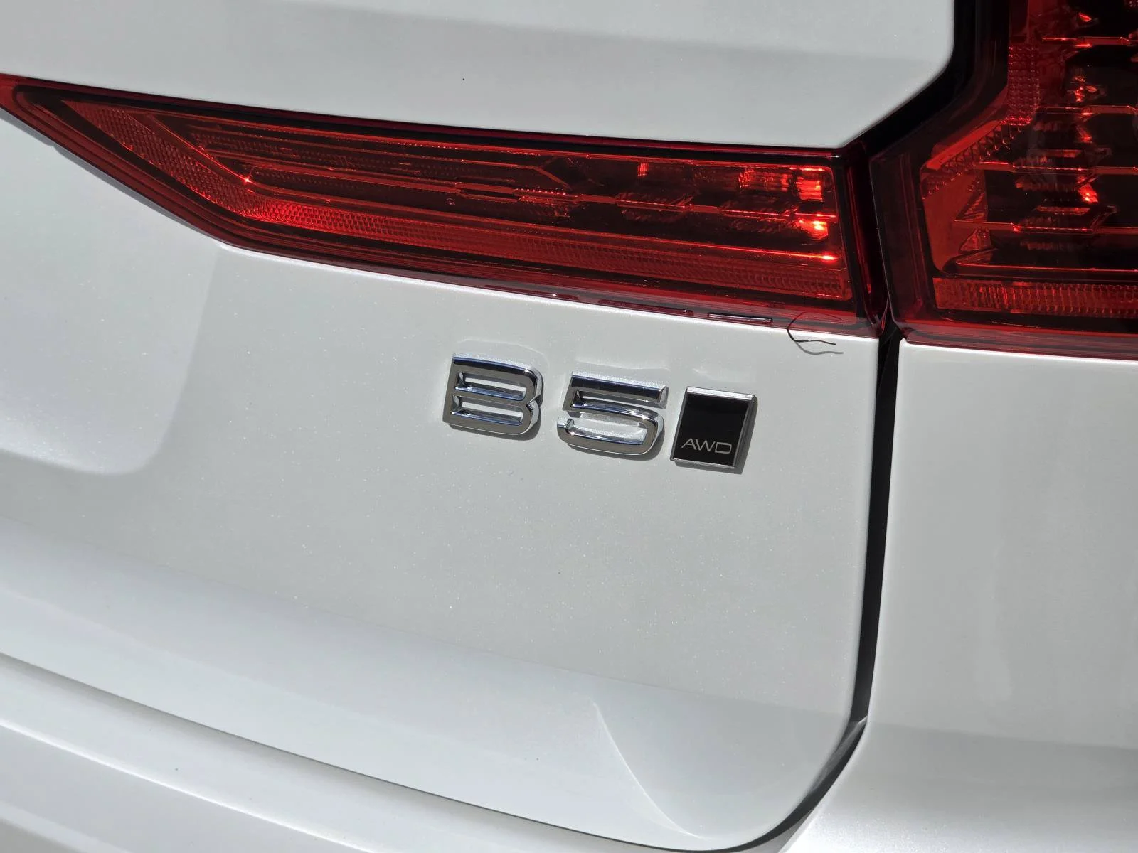 Used 2025 White Volvo Core image 11