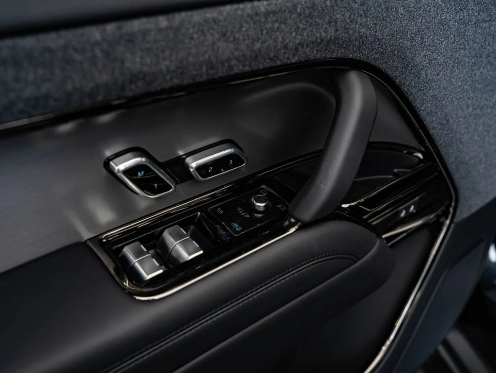 New 2026 Santorini Black Land Rover SE image 26