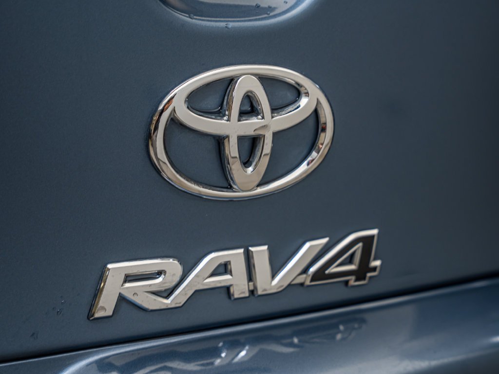 Used 2011 Pacific Blue Metallic Toyota Limited image 17