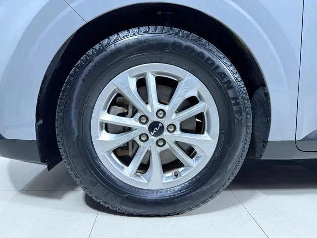 Used 2022 CERAMIC SILVER Kia LX image 10