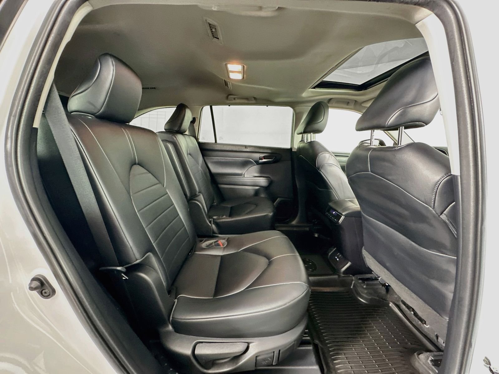 Used 2023 Pearl Toyota XLE image 29