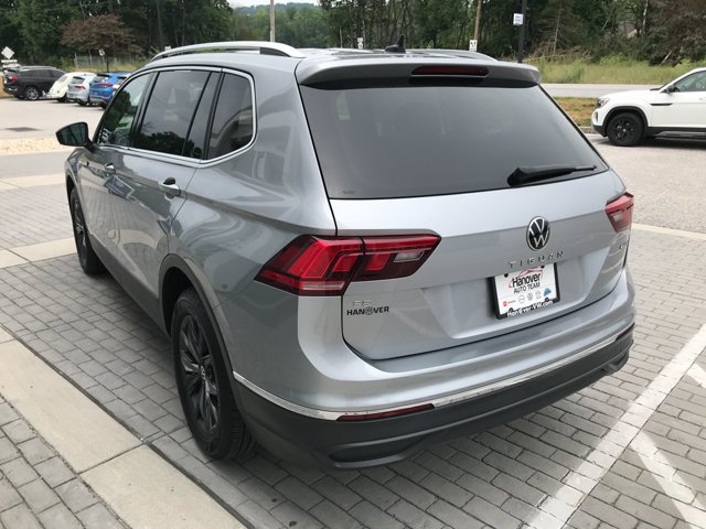 Used 2022 Pyrite Silver Metallic Volkswagen SE image 6