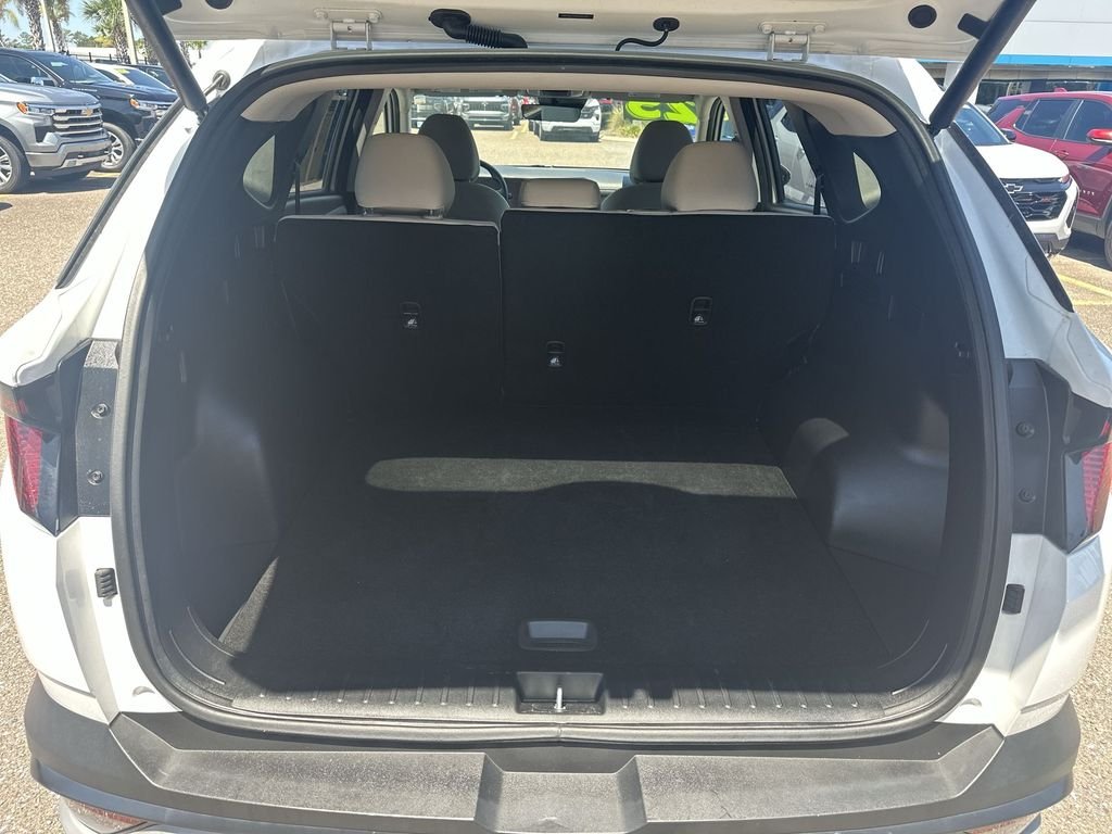 Used 2025 White Hyundai SEL image 23