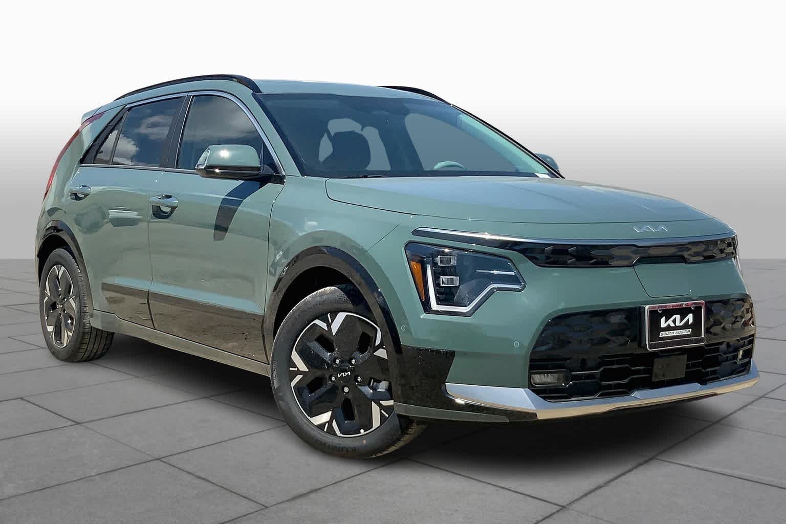 Used 2024 Cityscape Green Kia Wave image 2