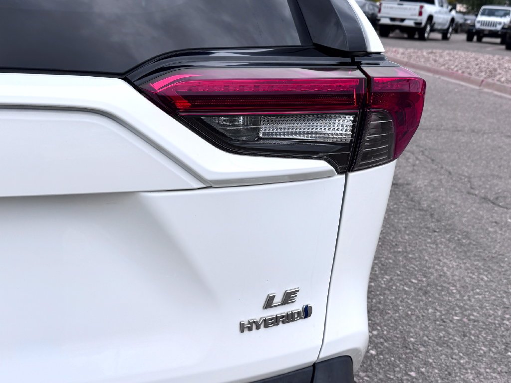 Used 2022 White Toyota LE image 10