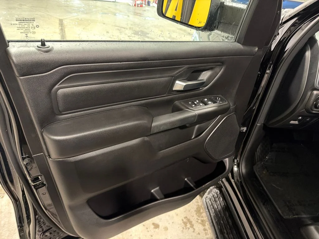 New 2026 Diamond Black Crystal Pearl-Coat Exterior Paint RAM Tradesman image 12