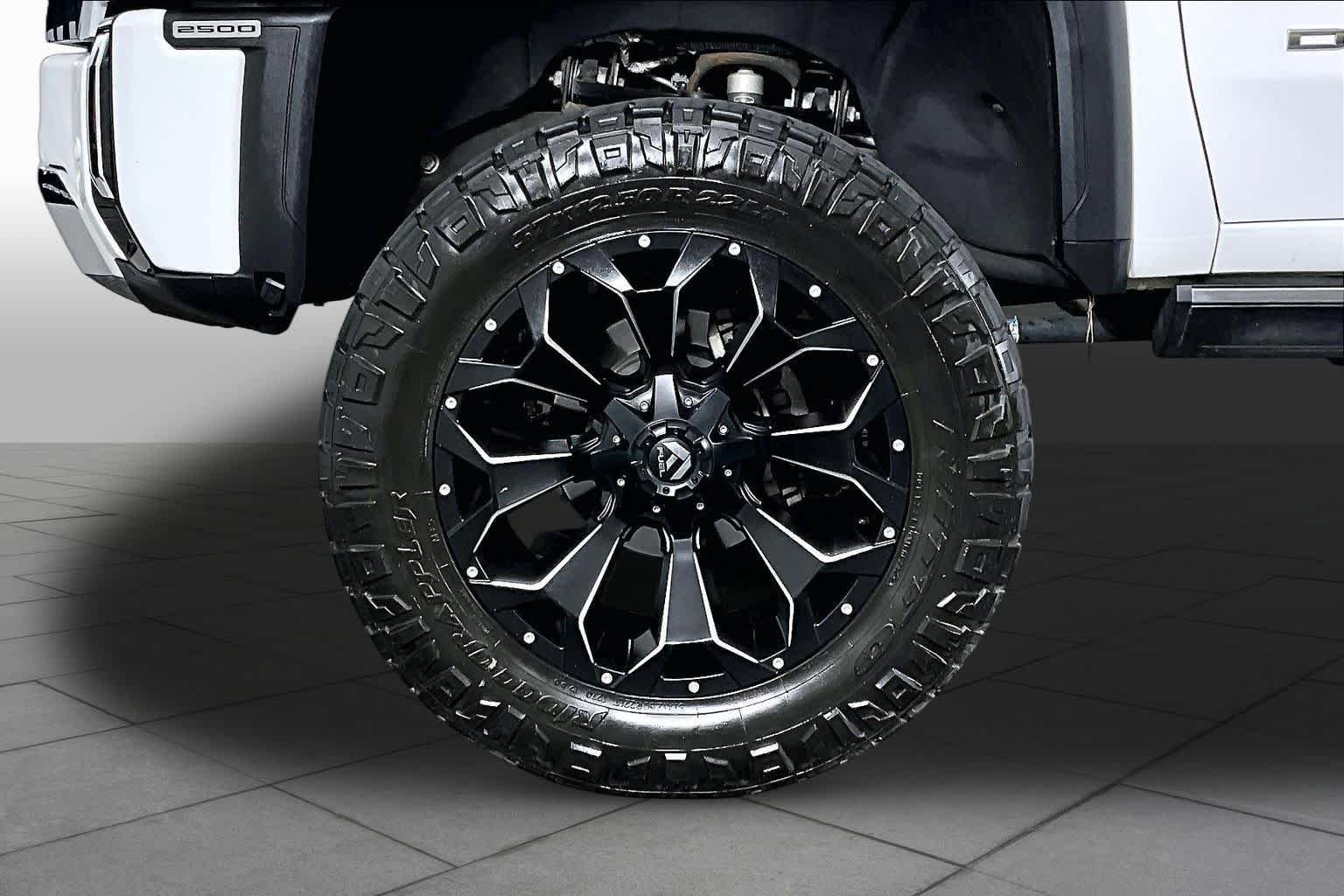 Used 2024 Summit White GMC Denali image 10