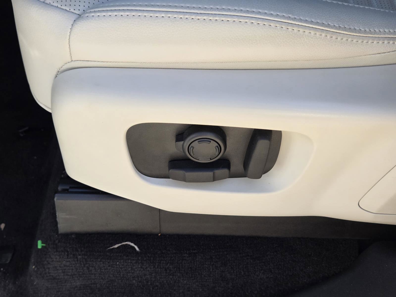 Used 2025 Fuji White Land Rover Dynamic SE image 29