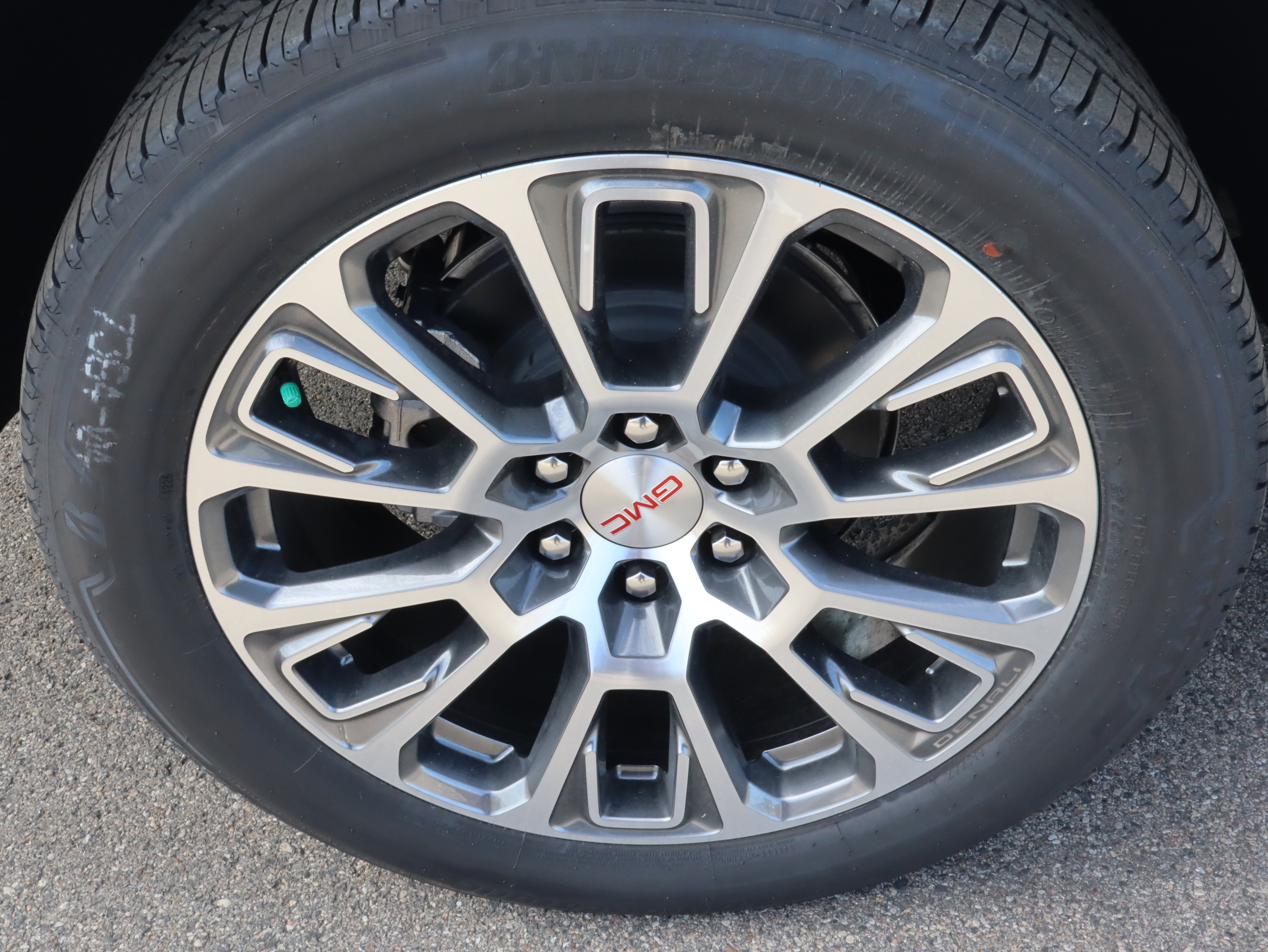 2026 GMC Yukon XL Denali - Photo 17