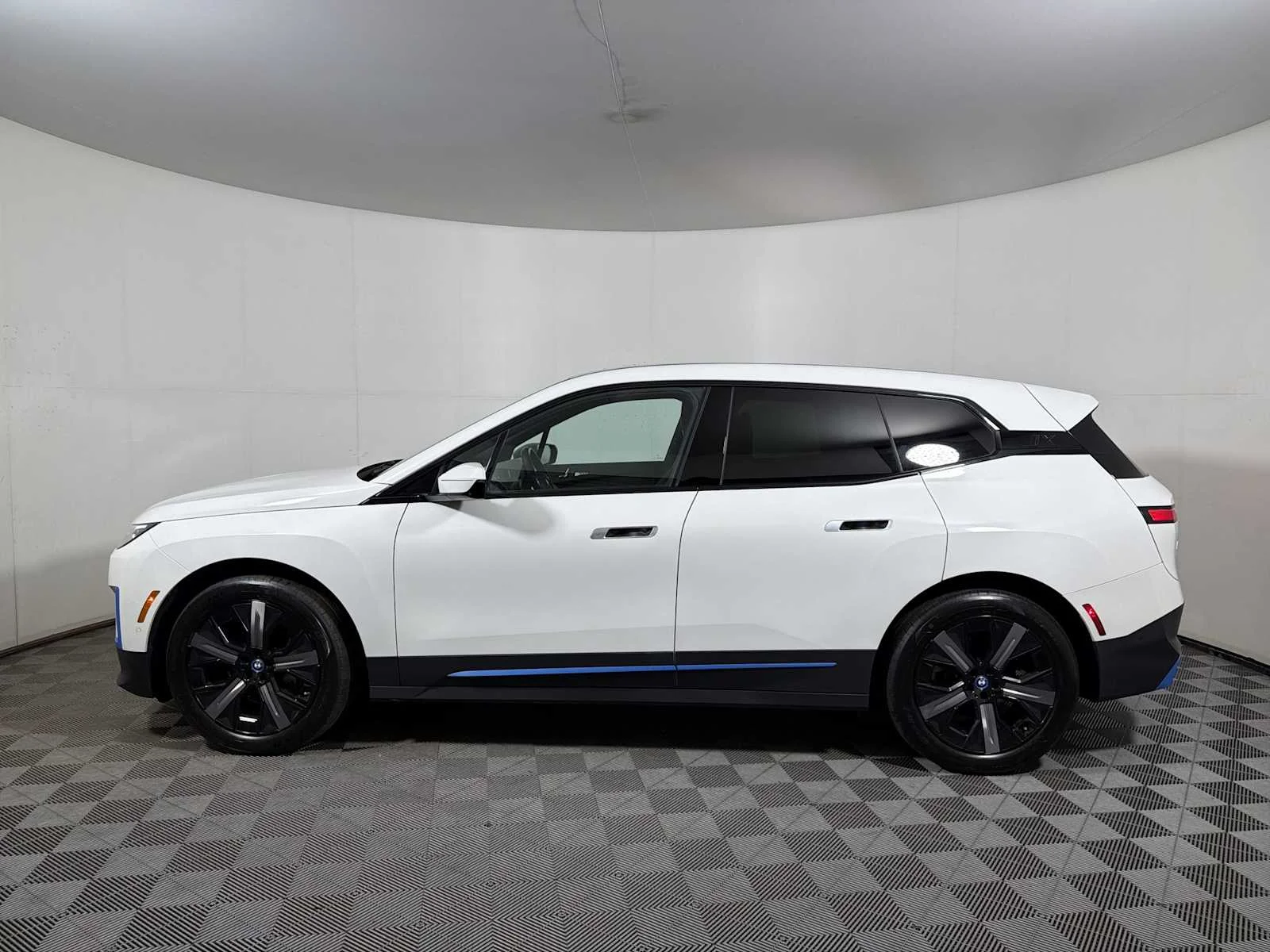 Used 2023 Alpine White BMW xDrive50 image 4