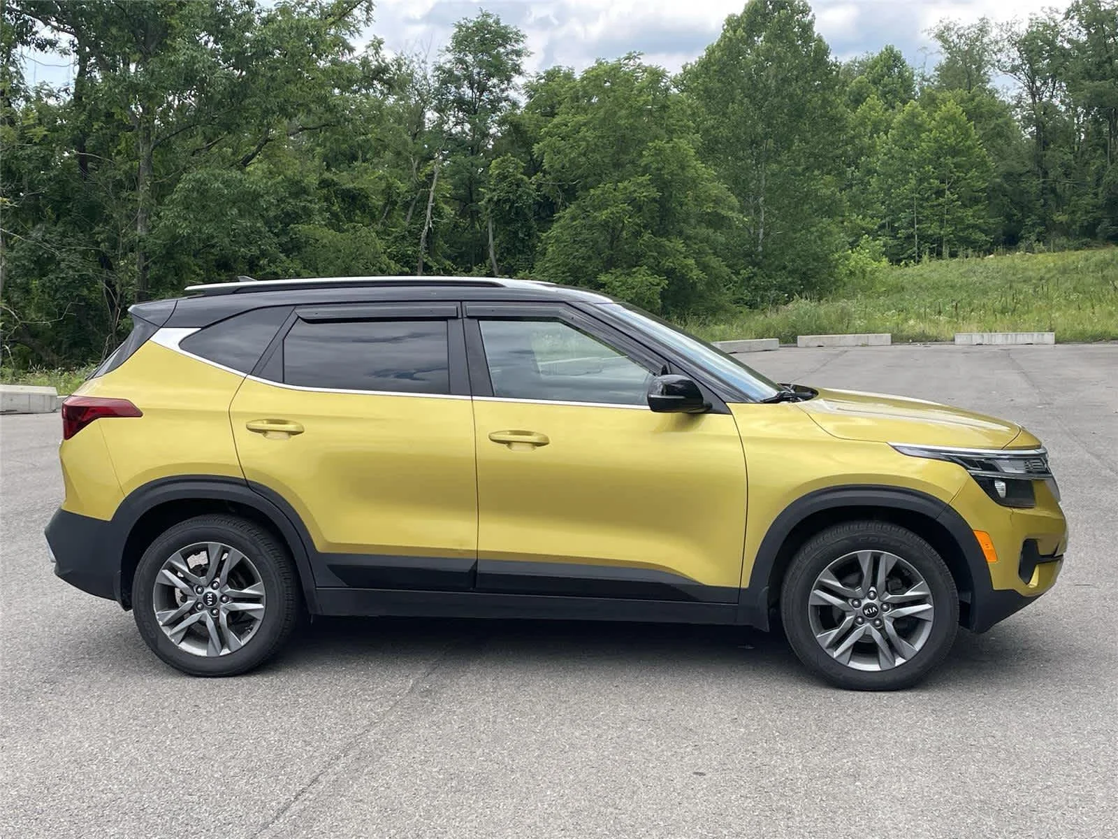 Used 2021 Starbright Yellow/Black Roof Kia S image 3