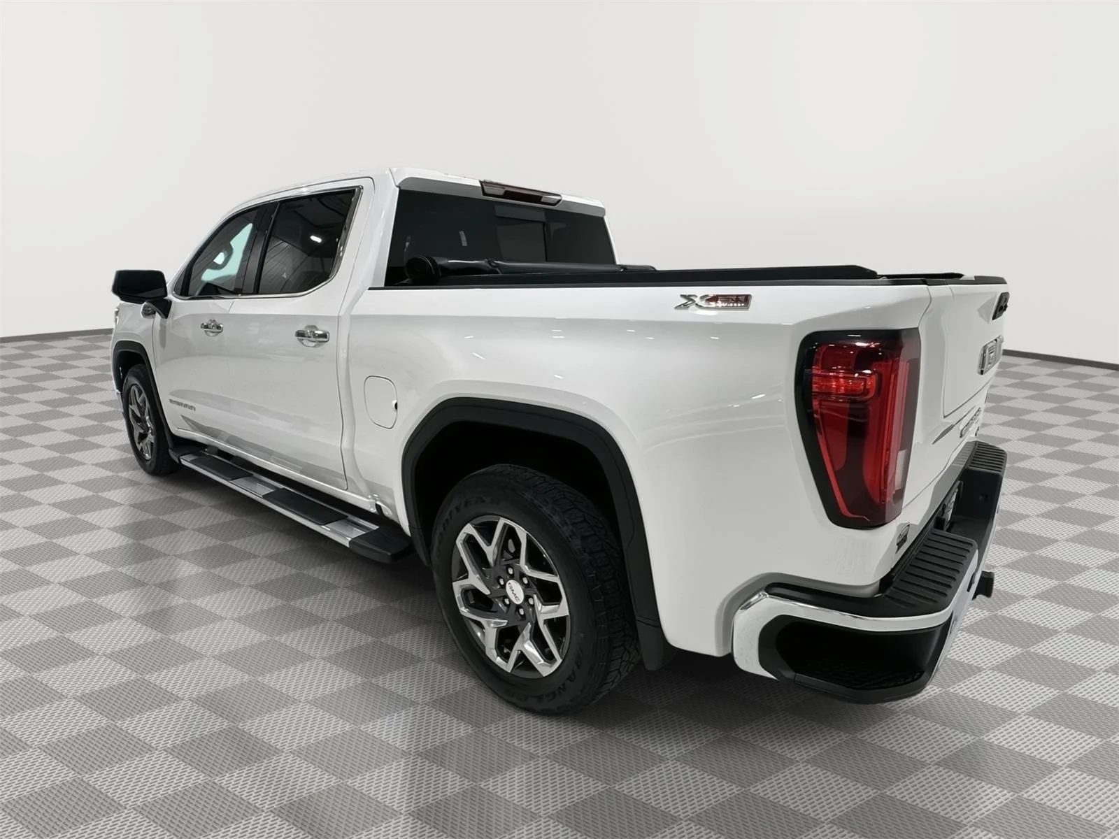 Used 2024 Summit White GMC SLT image 3