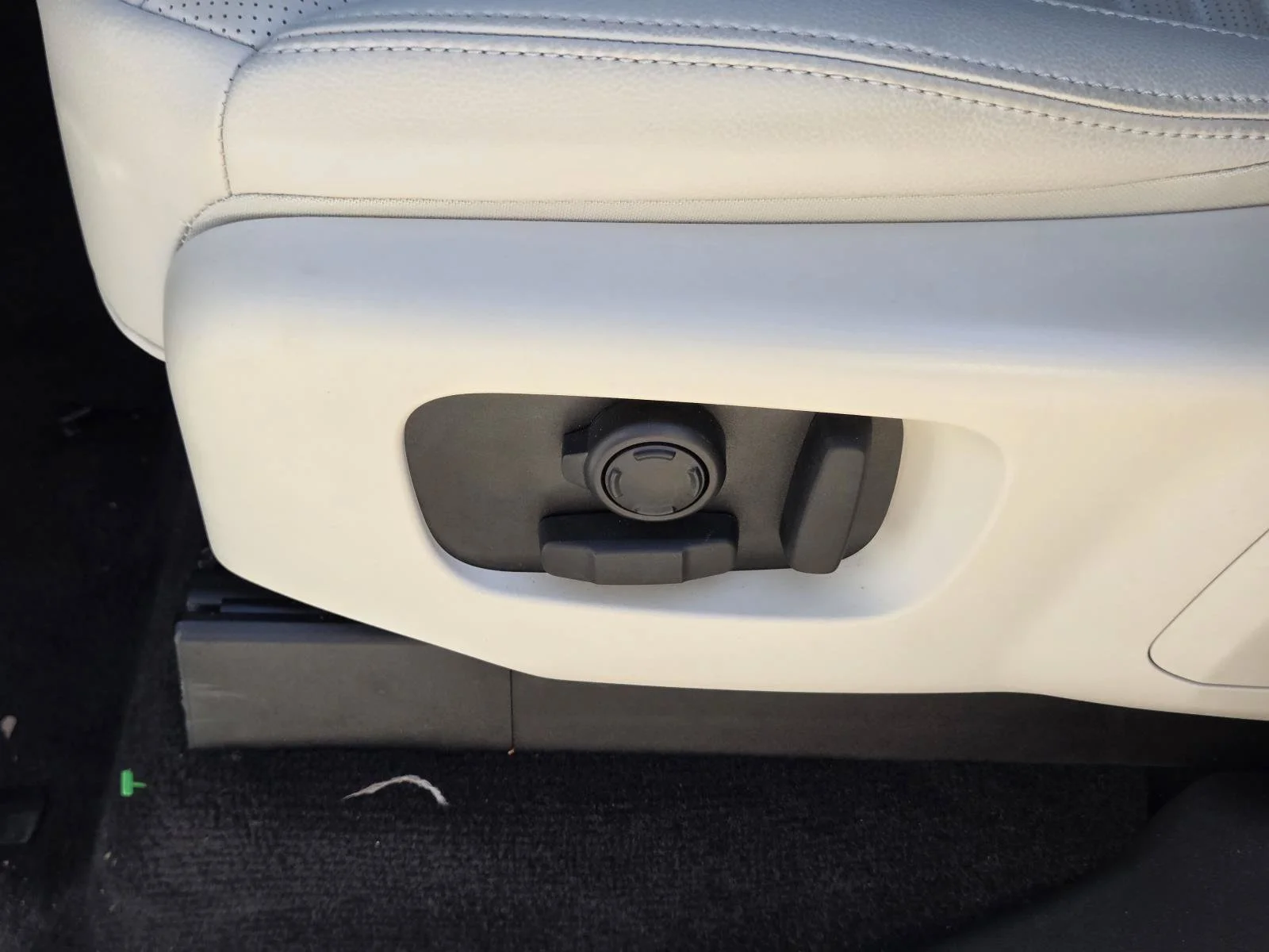 Used 2025 Fuji White Land Rover Dynamic SE image 29