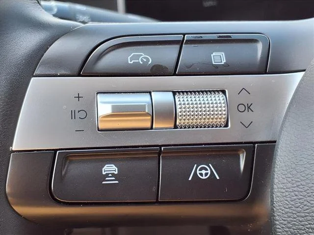 New 2025 White Hyundai SEL Convenience image 23