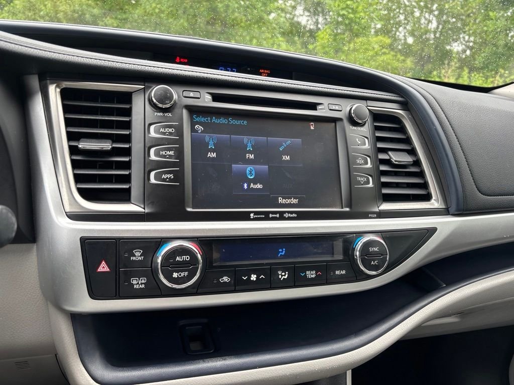 Used 2018 White Toyota LE image 19