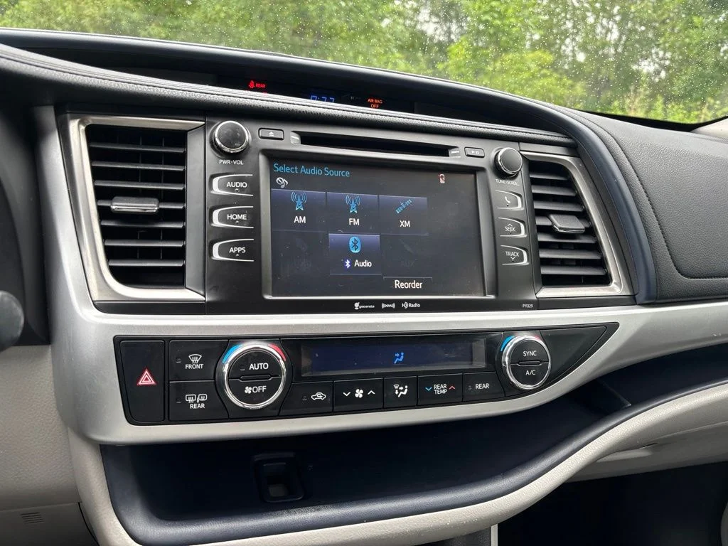 Used 2018 White Toyota LE image 19