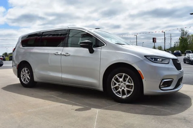 Used 2024 Silver Chrysler Touring L image 4