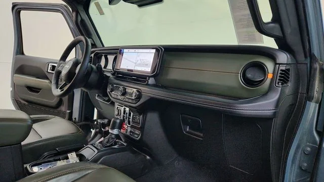 Used 2025 Gray Jeep Mojave image 21